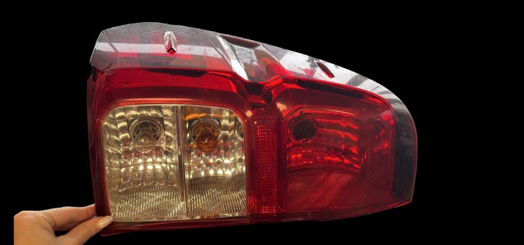 FOCO TRASERO DERECHO IZQUIERDO TOYOTA HILUX CON DETALLE